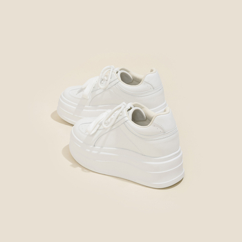 Ženske tenisice s skrivenim povećanjem visine, debela potplata, gornji dio od split kože, cvjetna izvezenost, mrežasta podstava (Povećanje visine; Debela potplata; Split koža; Cvjetna izvezenost; Mrežasta podstava)