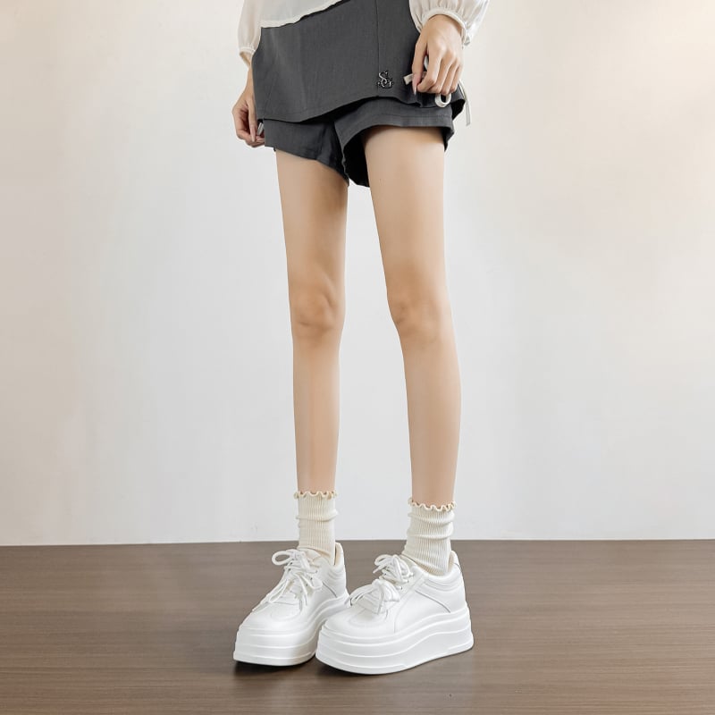 Ženske tenisice s skrivenim povećanjem visine, debela potplata, gornji dio od split kože, cvjetna izvezenost, mrežasta podstava (Povećanje visine; Debela potplata; Split koža; Cvjetna izvezenost; Mrežasta podstava)