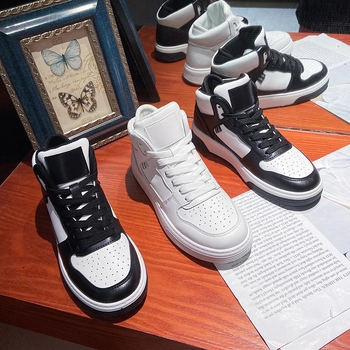 Jesenske visoke tenisice za žene — gornji dio od nubuka, zaobljena nosnica, uzorak lubanje, klinasti potplat 4–6 cm, uložak od mikrovlaknaste kože