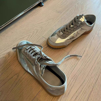 Дамски ежедневни спортни обувки | Горна част: телешка кожа от втори слой; Подплата: овча кожа; Стелка: свинска кожа (втори слой); Подметка: гума; Затваряне: връзки