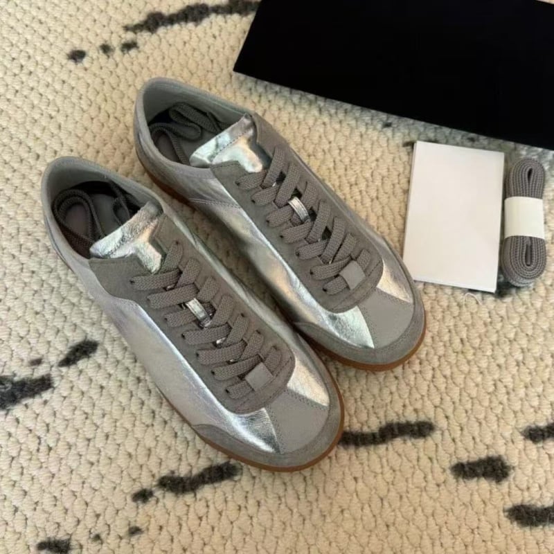 Дамски ежедневни спортни обувки | Горна част: телешка кожа от втори слой; Подплата: овча кожа; Стелка: свинска кожа (втори слой); Подметка: гума; Затваряне: връзки