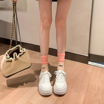 Női fehér sportcipő vastag talppal, sarokmagasság 6–8 cm, felső rész split bőr, talp: gumi, zárás: fűző, légáteresztő