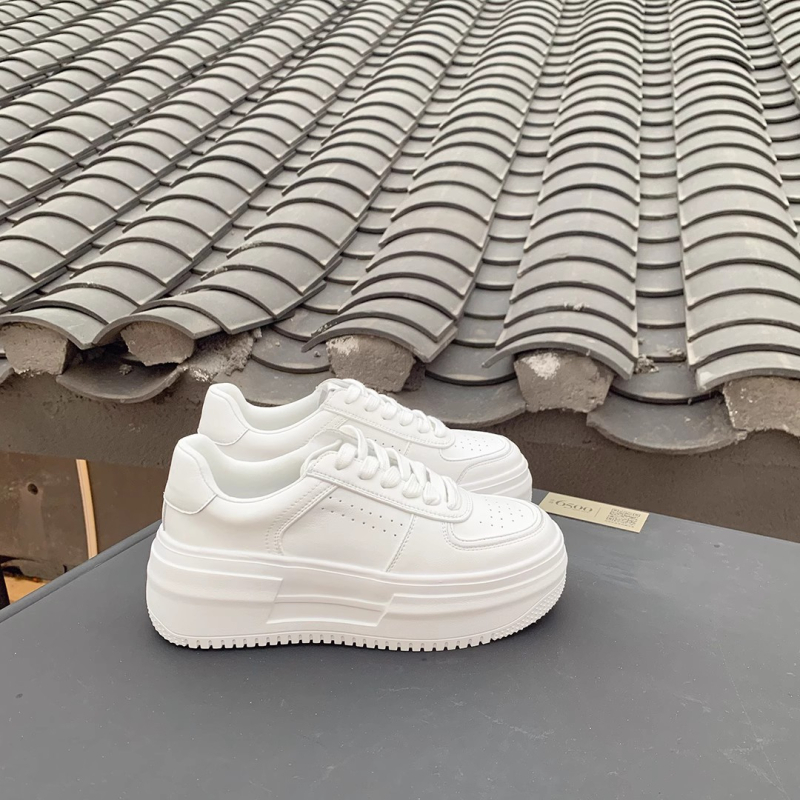 Női fehér sportcipő vastag talppal, sarokmagasság 6–8 cm, felső rész split bőr, talp: gumi, zárás: fűző, légáteresztő