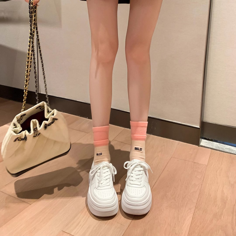 Női fehér sportcipő vastag talppal, sarokmagasság 6–8 cm, felső rész split bőr, talp: gumi, zárás: fűző, légáteresztő