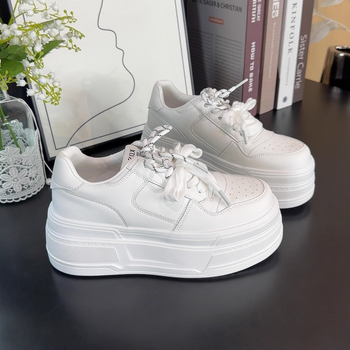 Ženske platforme tenisice s debelim potplatom – prozračne, svakodnevne sportske tenisice; gornji dio split kože, potplat od gume, ulošak PU, visina platforme 3–7 cm, vezanje šnurkama