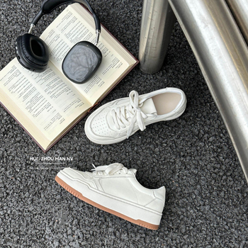 Ženske kožne tenisice – okrugli vrh, vezanje, niski gornji dio, gumeni đon, visina pete 1-3 cm