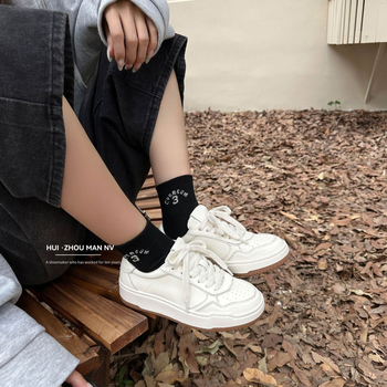 Ženske kožne tenisice – okrugli vrh, vezanje, niski gornji dio, gumeni đon, visina pete 1-3 cm