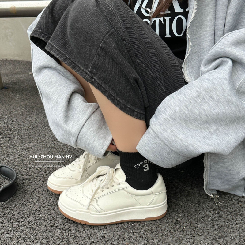 Ženske kožne tenisice – okrugli vrh, vezanje, niski gornji dio, gumeni đon, visina pete 1-3 cm