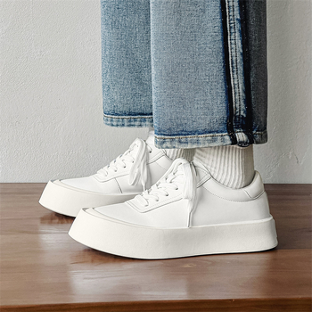 Férfi gördeszkás cipő, alacsony profil, középtalp magasság 3–5 cm, microfiber felsőrész, gumírozott talp, PU talpbetét.