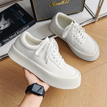 Férfi gördeszkás cipő, alacsony profil, középtalp magasság 3–5 cm, microfiber felsőrész, gumírozott talp, PU talpbetét.