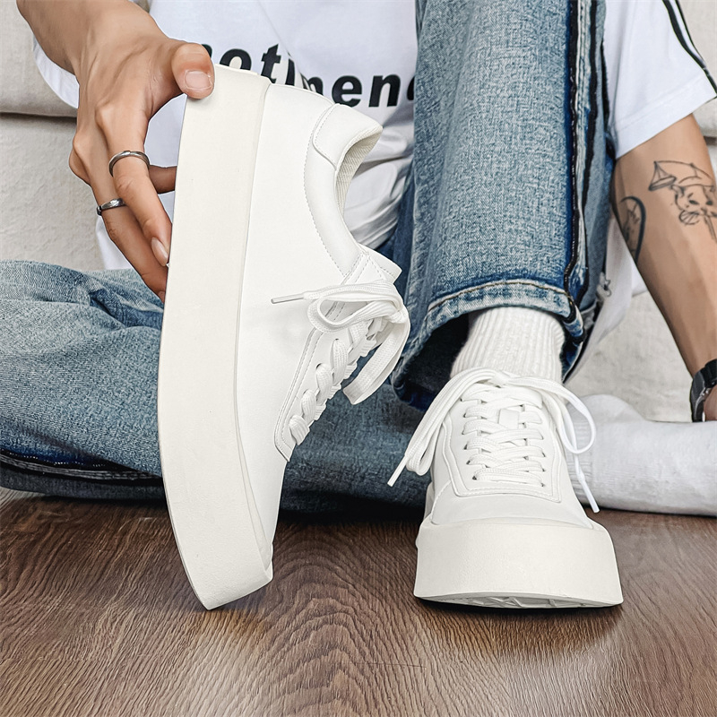 Férfi gördeszkás cipő, alacsony profil, középtalp magasság 3–5 cm, microfiber felsőrész, gumírozott talp, PU talpbetét.