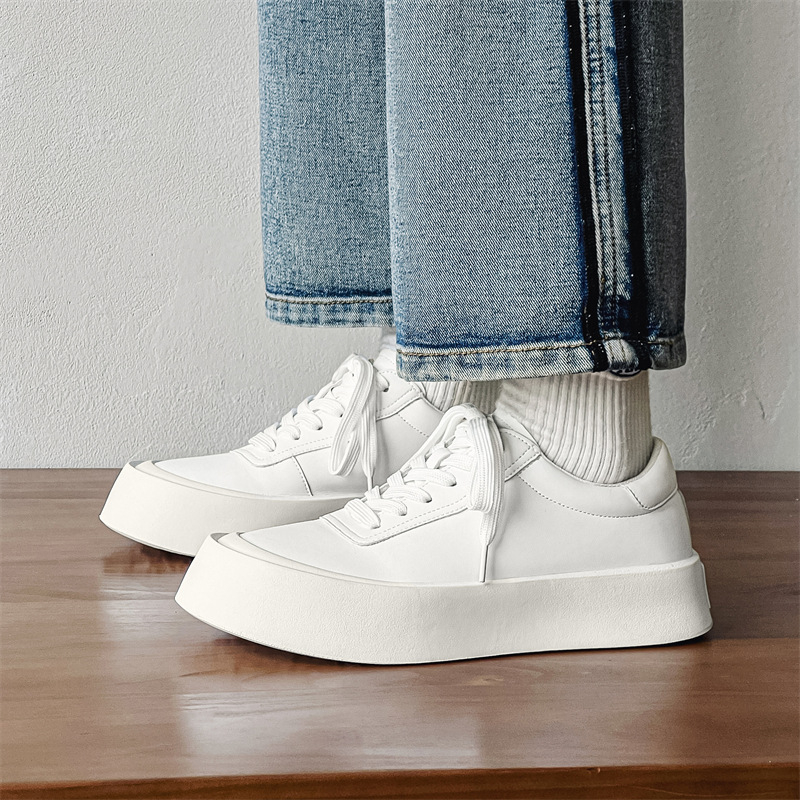 Férfi gördeszkás cipő, alacsony profil, középtalp magasság 3–5 cm, microfiber felsőrész, gumírozott talp, PU talpbetét.