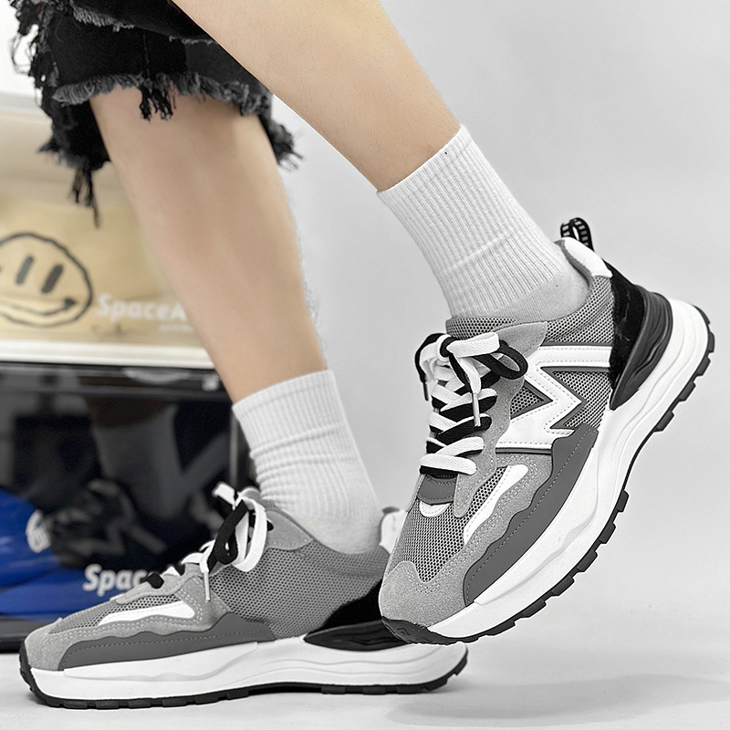 Muške tenisice za proljeće 2025: mrežasti gornji dio, niski profil, vezivanje šnurkama, debeli protivklizni potplat, EVA uložak