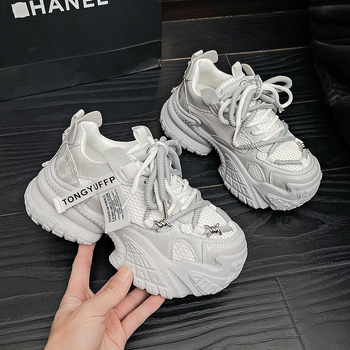 Dámske tenisky typu dad shoes, korejský štýl, hrubá podrážka pre zvýšenie výšky, horná časť z Super Fiber, vnútorná sieťovina, gumová podrážka, protišmyk, zapínanie vpredu šnúrovaním, okrúhla špička, výška päty 3–5 cm.