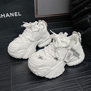 Dámske tenisky typu dad shoes, korejský štýl, hrubá podrážka pre zvýšenie výšky, horná časť z Super Fiber, vnútorná sieťovina, gumová podrážka, protišmyk, zapínanie vpredu šnúrovaním, okrúhla špička, výška päty 3–5 cm.