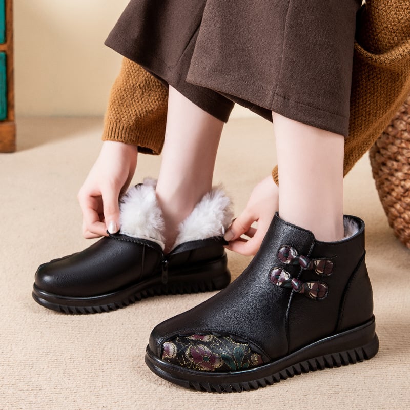 Dámske kožené zimné topánky s kožušinkovou podšívkou – vrchný diel z pravej kože, vnútorná vlnená podšívka, bočný zips, gumová podrážka, nízky klinový podpätok