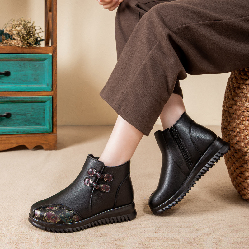 Dámske kožené zimné topánky s kožušinkovou podšívkou – vrchný diel z pravej kože, vnútorná vlnená podšívka, bočný zips, gumová podrážka, nízky klinový podpätok