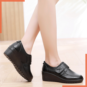 Ženské pohodlné topánky s klinovým podpätkom, zapínanie na suchý zips, vršok z mikrovlákna, PU podrážka, okrúhla špička, EVA stielka (klinový podpätok 3–5 cm)