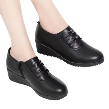 Dámske platformové topánky s pevným stredným podpätkom 3-5 cm, gumová podrážka, PU vršok, bočný zips