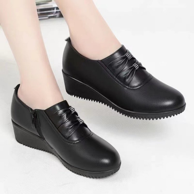 Dámske platformové topánky s pevným stredným podpätkom 3-5 cm, gumová podrážka, PU vršok, bočný zips