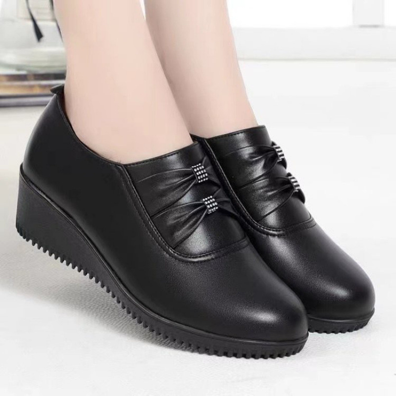 Dámske platformové topánky s pevným stredným podpätkom 3-5 cm, gumová podrážka, PU vršok, bočný zips