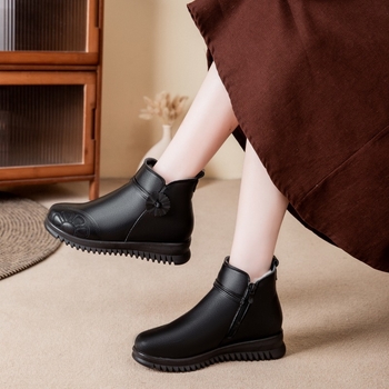 Dámske zimné čižmy z pravej kože, vo vnútri fleecová výstelka, bočný zips, PU podrážka, nízky klinový podpätok 1–3 cm