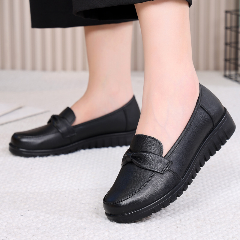 Topánky pre matky stredného veku a staršie ženy — vrchnok z kože prvého stupňa, PU stielka, podrážka injekčne formovaná, okrúhly nos, plytké otvorenie