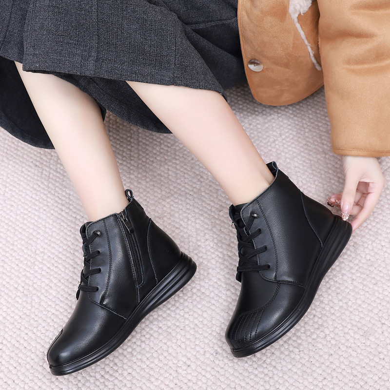 Zimné dámske čižmy z prvej vrstvy hovädzej kože, fleecová podšívka, vysoký vrš, okrúhla špička, PU podrážka