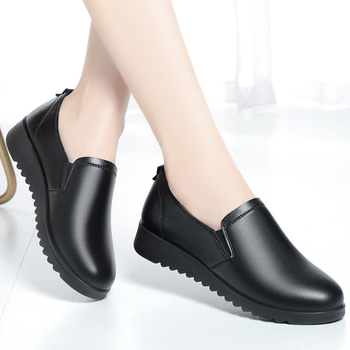 Dámske pohodlné denné topánky s okrúhlou špičkou, vrchný materiál mikrovlákno, stredný podpätok 3-5 cm, gumová podrážka