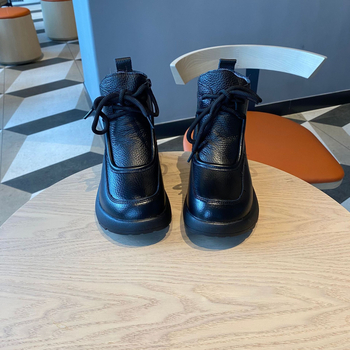 Dámske krátke čižmy na zimu 2025 — pravá koža a kožušina, bočné zapínanie na zips, gumová podrážka, stredne vysoký podpätok