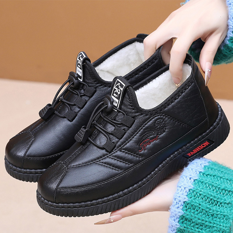 Zimné dámske topánky s umelou kožušinou, vršok z syntetickej kože, gumová podrážka, stredne vysoký horný diel, nízky podpätok 1–3 cm, casualné a pohodlné