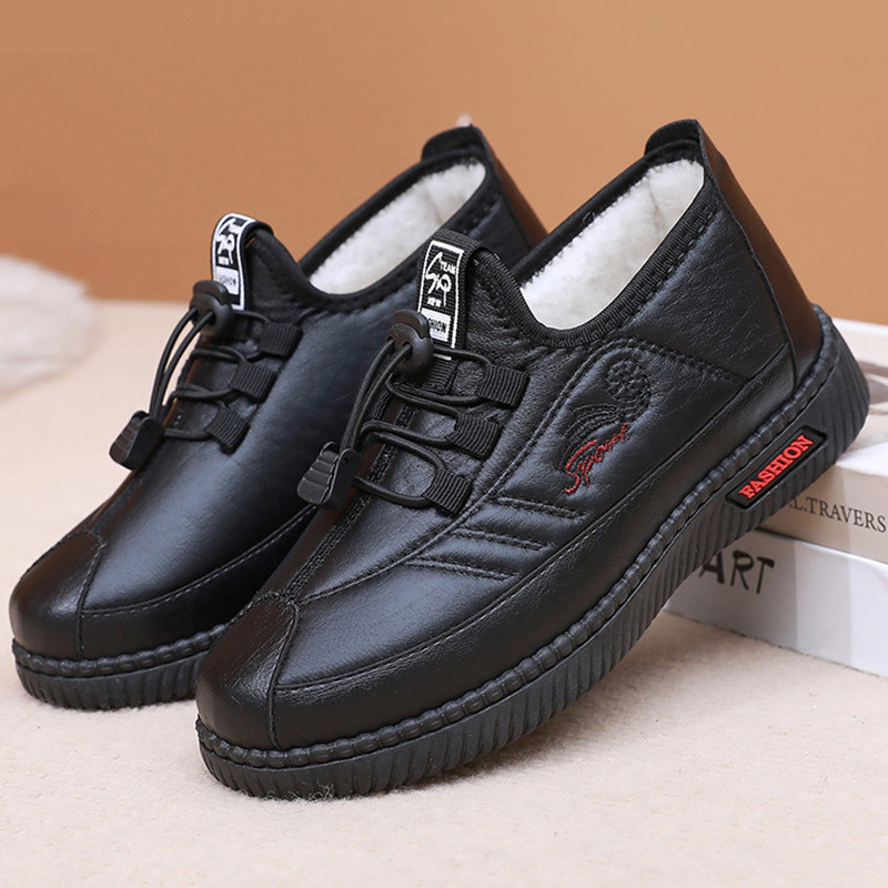 Dámske zimné topánky s umelým kožušinkom — stredne vysoký horný diel, vrchný materiál syntetická koža, podrážka z gumy, nízky podpätok 1–3 cm, teplé a pohodlné