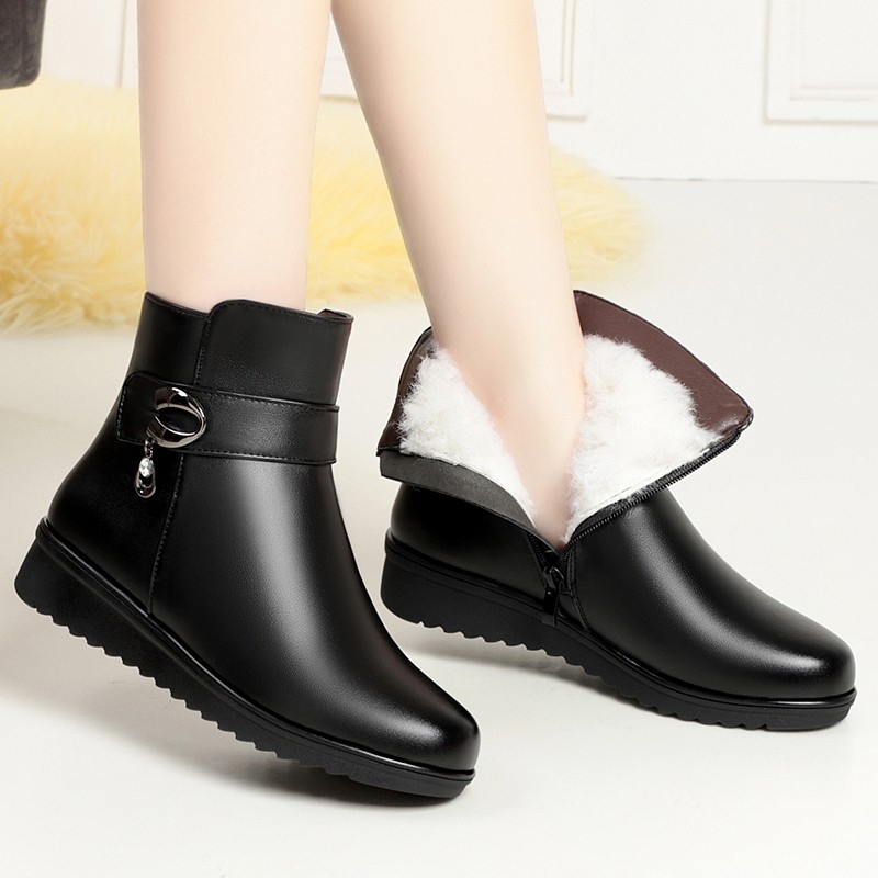 Kožené nízke čižmy s fleecovou výstelkou, bočný zips, nízky podpätok, guľatá špička