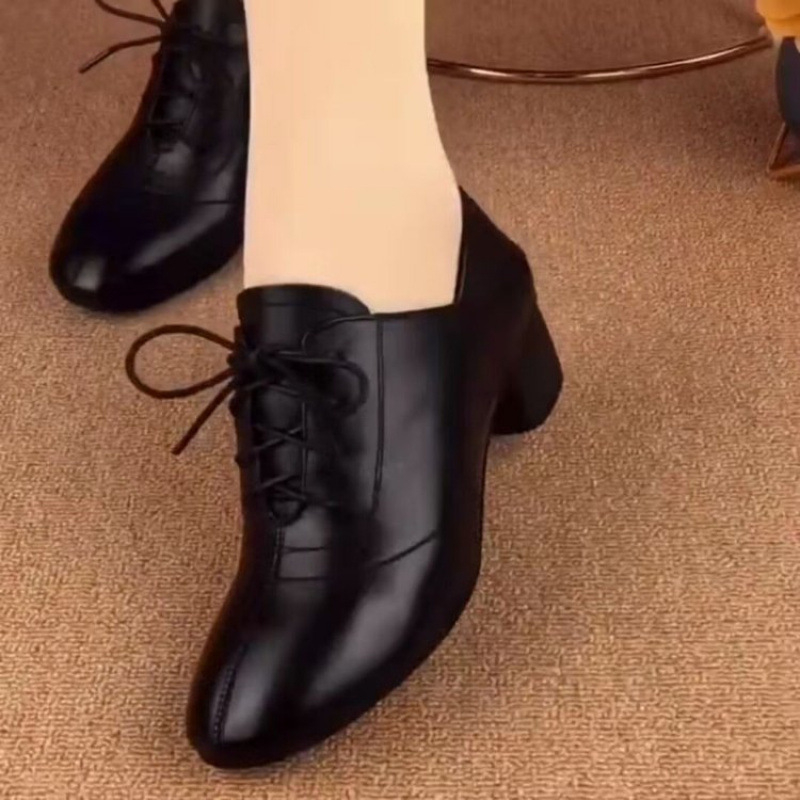 Dámske topánky s polovičným podpätkom, s šnúrkami, okrúhla špička, gumová vrchná časť, výška podpätku 4–6 cm