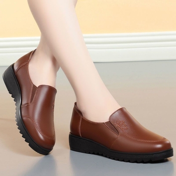 Ženské pohodlné topánky pre staršie ženy: vrchná časť z syntetickej kože, gumová podrážka, protišmykové, nízky klin 1–3 cm, EVA vložka