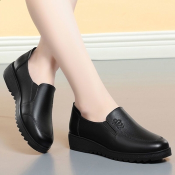 Ženské pohodlné topánky pre staršie ženy: vrchná časť z syntetickej kože, gumová podrážka, protišmykové, nízky klin 1–3 cm, EVA vložka