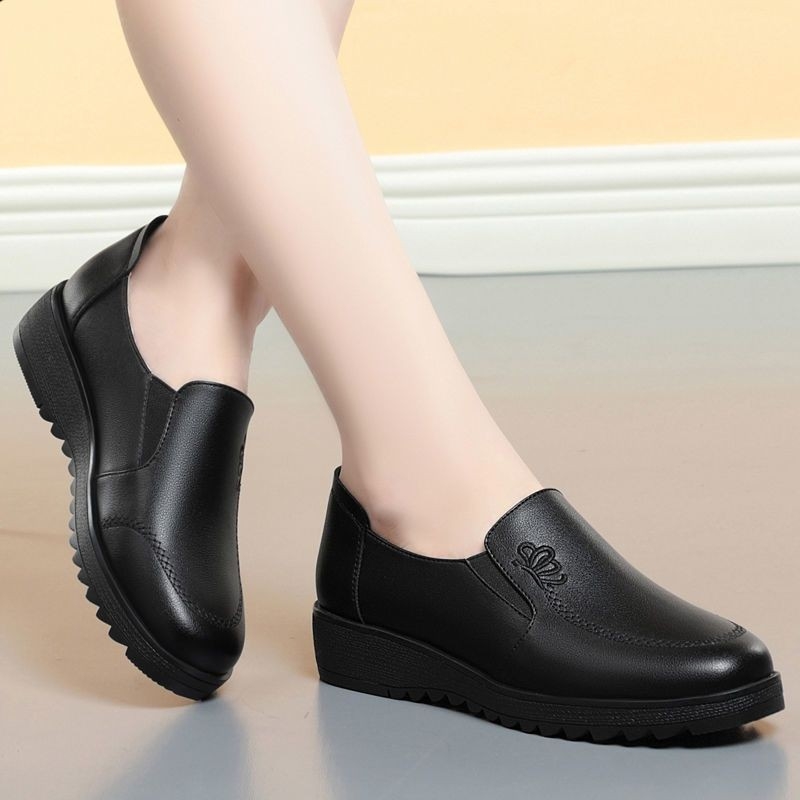 Ženské pohodlné topánky pre staršie ženy: vrchná časť z syntetickej kože, gumová podrážka, protišmykové, nízky klin 1–3 cm, EVA vložka