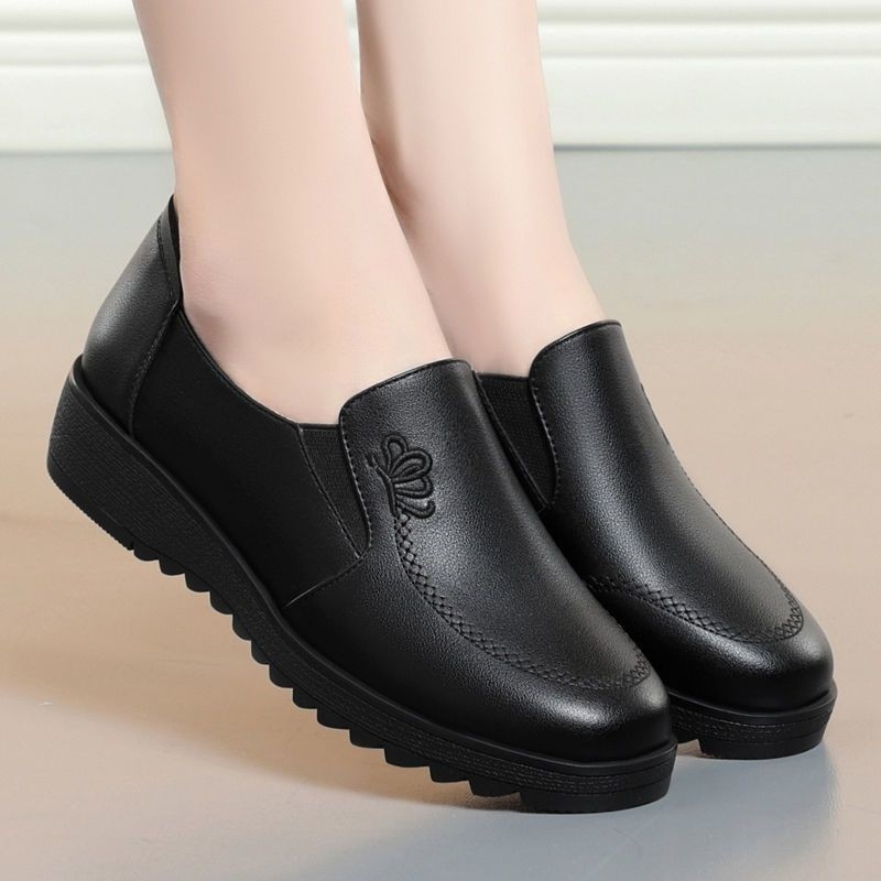 Ženské pohodlné topánky pre staršie ženy: vrchná časť z syntetickej kože, gumová podrážka, protišmykové, nízky klin 1–3 cm, EVA vložka