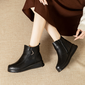 Dámske kožené zimné členkové čižmy s bočným zipsom, vrchný materiál pravá koža, PU podrážka, nízky klin 1–3 cm, vnútorná plyšová podšívka