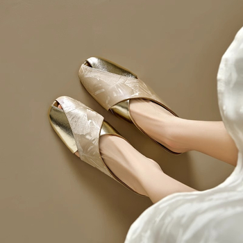 Baotou slip-on sandále na leto — mäkký syntetický kožený vrchník, štvorcová špička, otvorený dizajn s výrezmi, plochá gumová podrážka