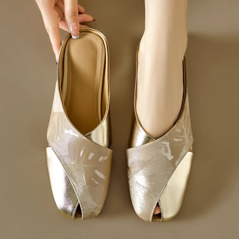 Baotou slip-on sandále na leto — mäkký syntetický kožený vrchník, štvorcová špička, otvorený dizajn s výrezmi, plochá gumová podrážka