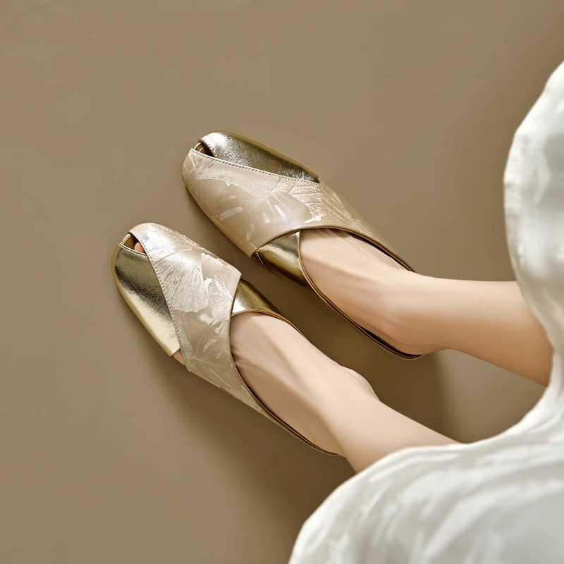 Baotou slip-on sandále na leto — mäkký syntetický kožený vrchník, štvorcová špička, otvorený dizajn s výrezmi, plochá gumová podrážka