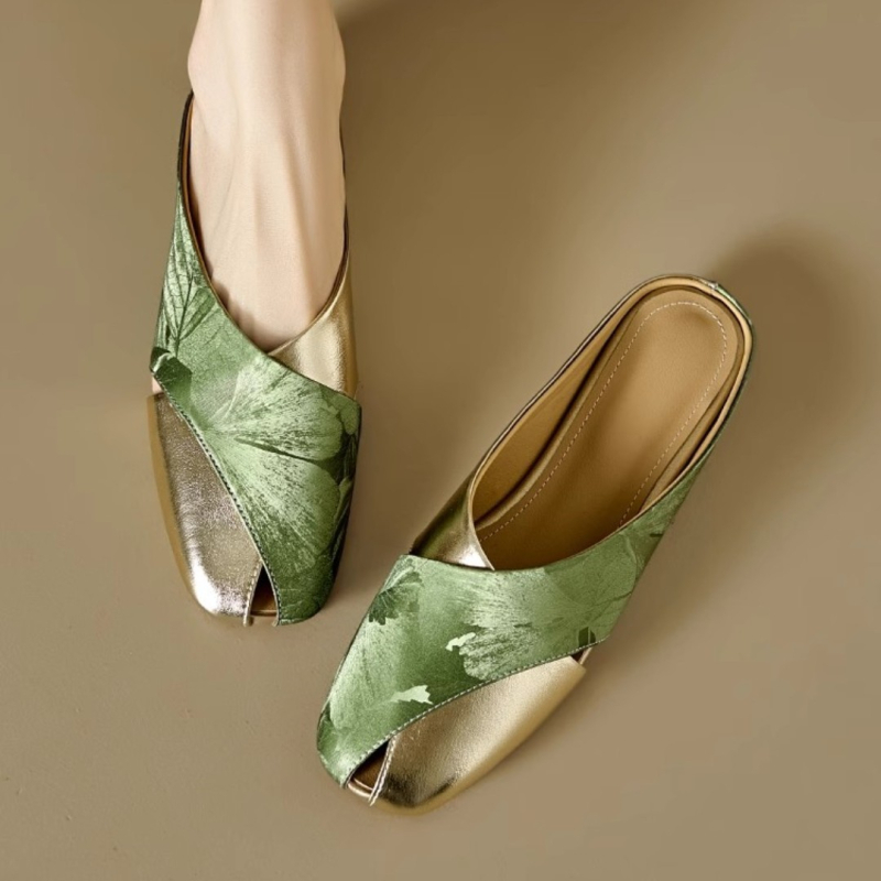 Baotou slip-on sandále na leto — mäkký syntetický kožený vrchník, štvorcová špička, otvorený dizajn s výrezmi, plochá gumová podrážka