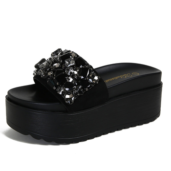 Kryštálové ploché sandále, horná časť teľacou kožou, zaoblená špička, gumová podrážka, PU podšívka