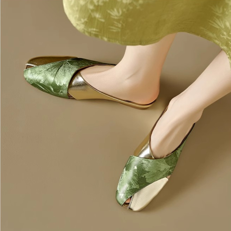 Baotou slip-on sandále na leto — mäkký syntetický kožený vrchník, štvorcová špička, otvorený dizajn s výrezmi, plochá gumová podrážka