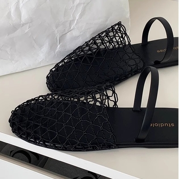 Ženské ploché sandále s mrežovými výrezmi, jednoriemový pásik cez prst, gumová podrážka, každodenný štýl