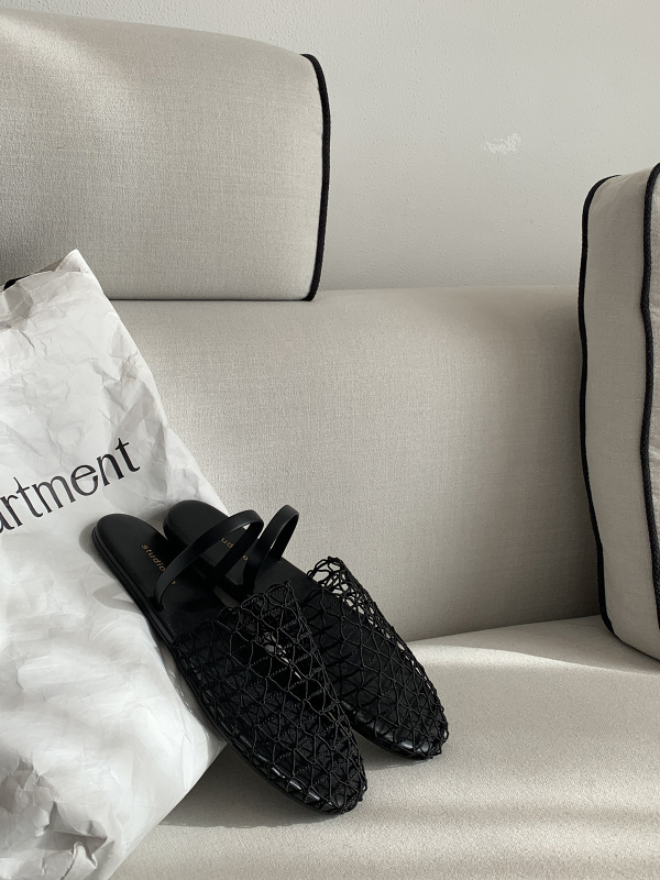 Ženské ploché sandále s mrežovými výrezmi, jednoriemový pásik cez prst, gumová podrážka, každodenný štýl