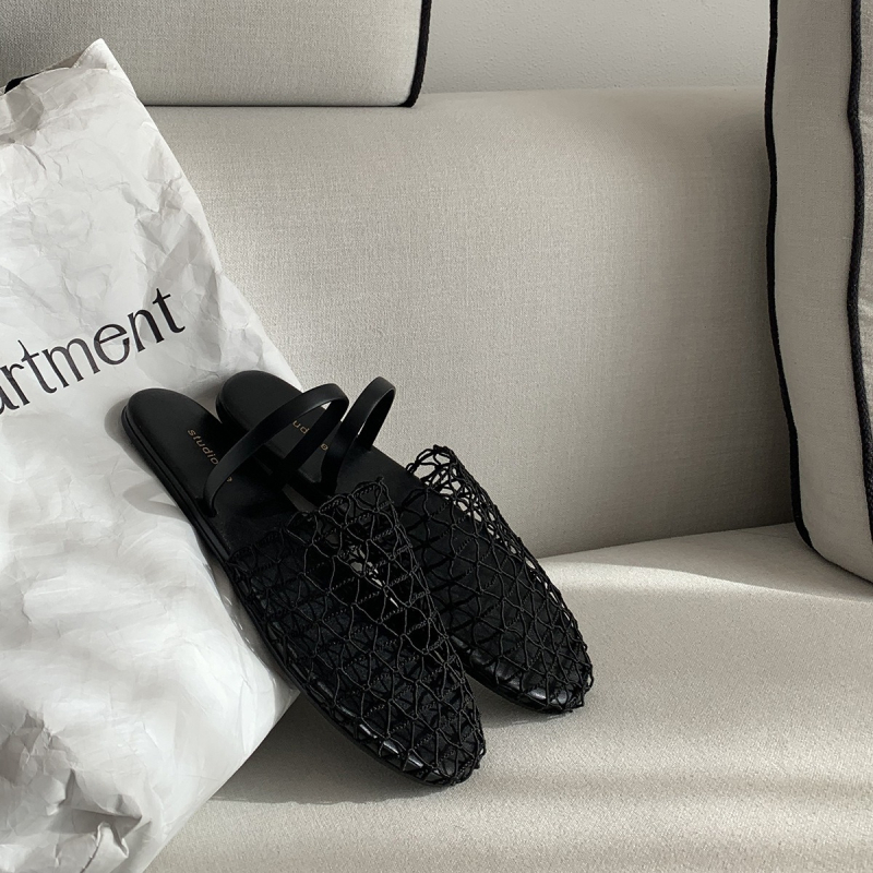 Dámske ploché sandále s mrežovým vrškom, jedna páska cez prst, uzavretá špička, kožená podšívka, gumová podrážka