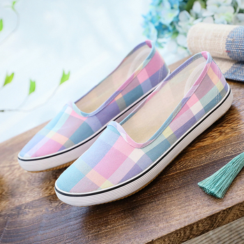 Slip-on tenisky z plátna, priedušný horný diel, vulkanizovaná protišmyková podrážka; plochý podpätok, okrúhla špička