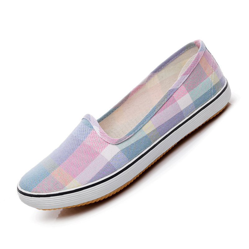 Slip-on tenisky z plátna, priedušný horný diel, vulkanizovaná protišmyková podrážka; plochý podpätok, okrúhla špička